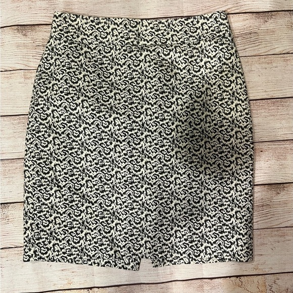 J. CREW PENCIL SKIRT Deep Olive Ivory Nature Squiggle Pattern size 2 - Picture 1 of 5